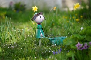 figurita en jardin